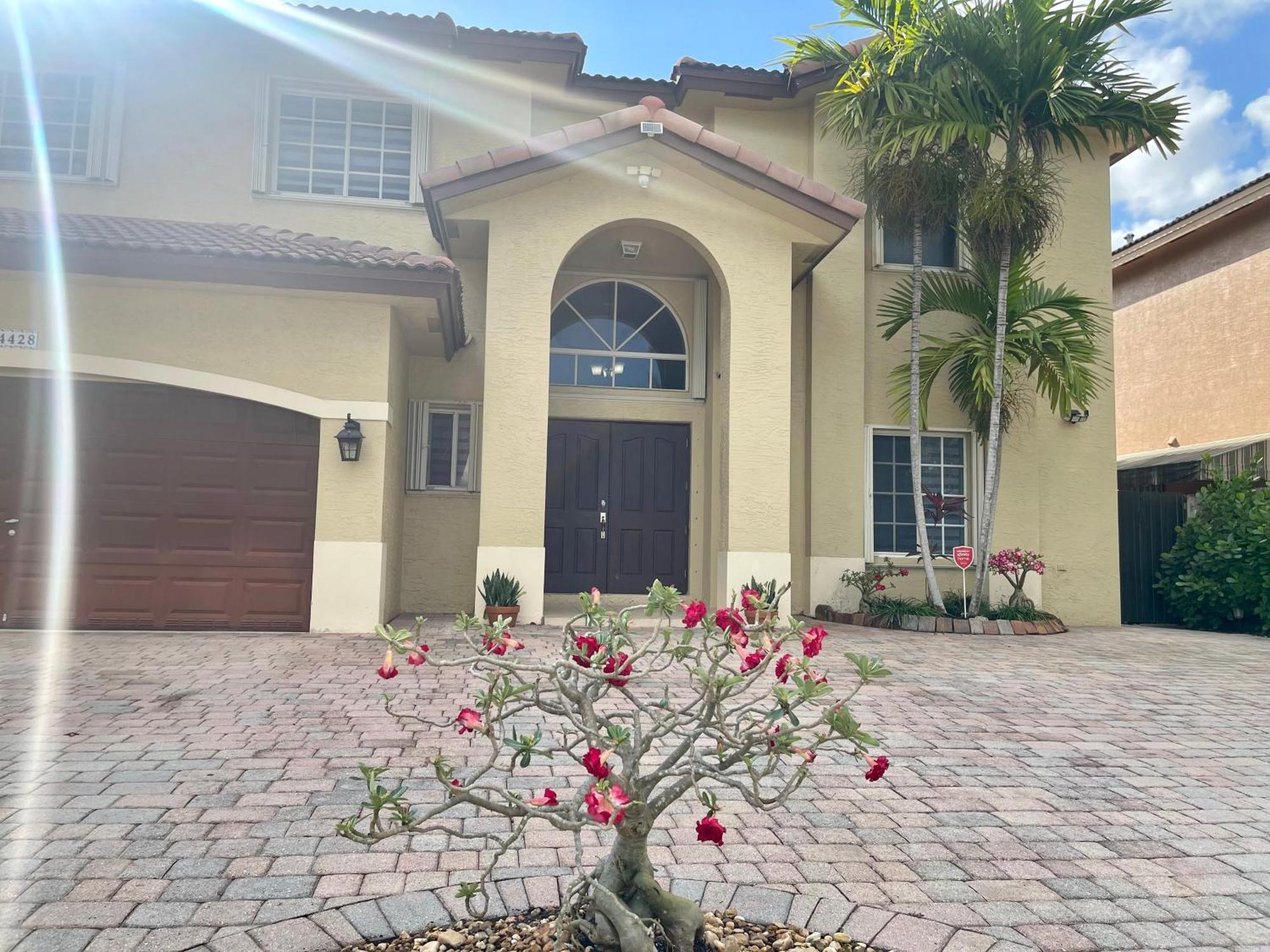 Big Beautiful House With Heated Pool Miami Exterior photo