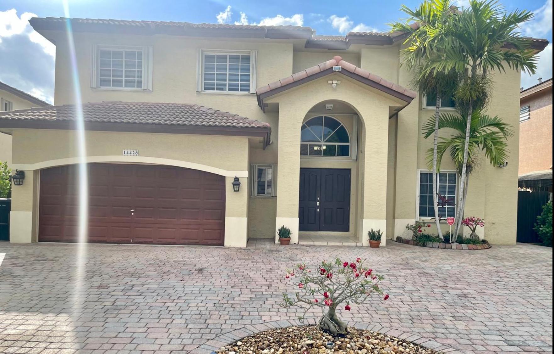 Big Beautiful House With Heated Pool Miami Exterior photo